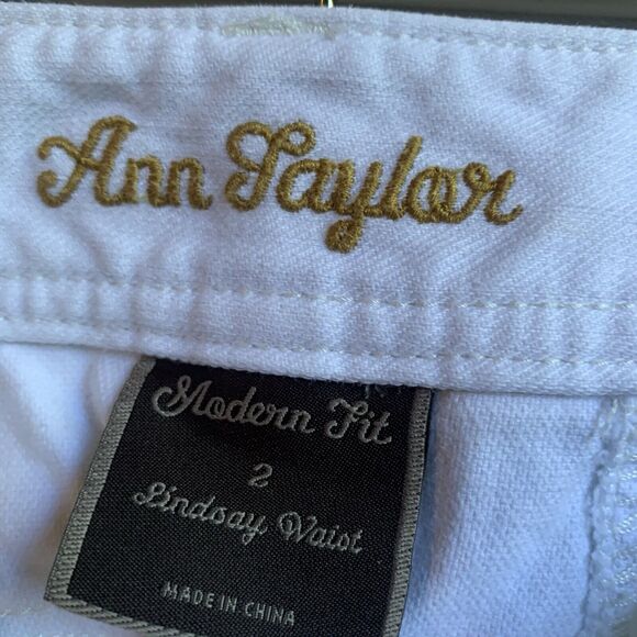 Ann Taylor Modern fit/Lindsay Waist Size 2 White Capri - Picture 2 of 7